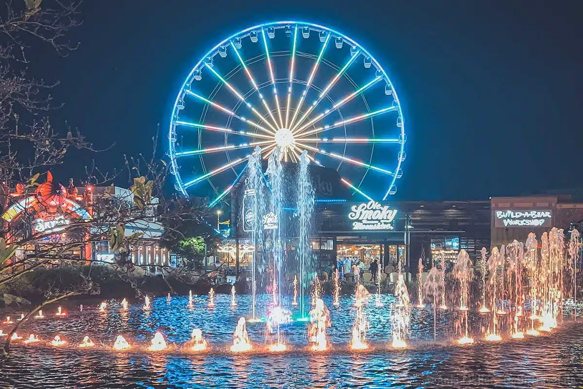 Licht- und Wassershow am Abend Licht- und Wassershow am Abend