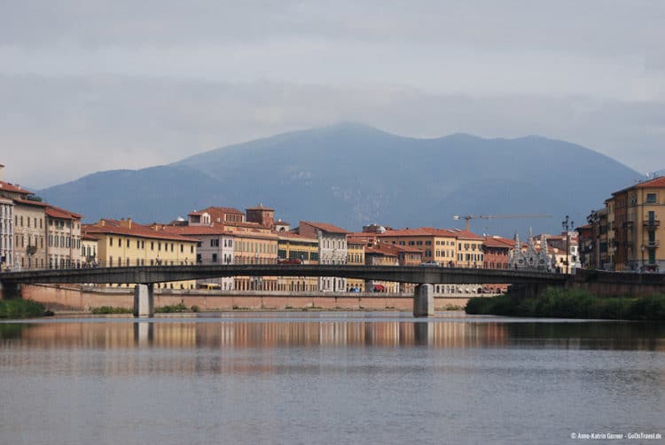 Auf dem Fluss Arno in Pisa