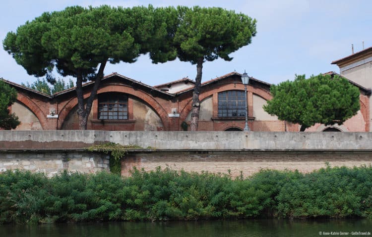 Entlang des Flusses Arno in Pisa