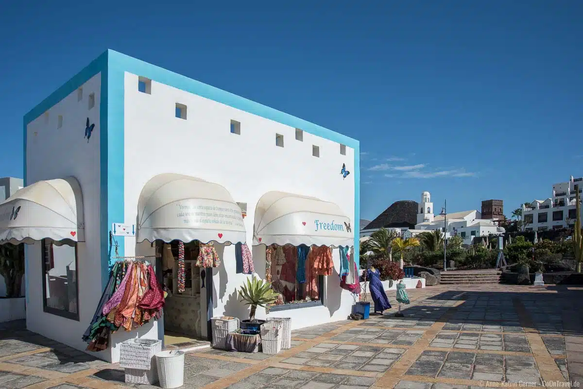 Kleine Boutiquen laden in Playa Blanca zum Shoppen ein.