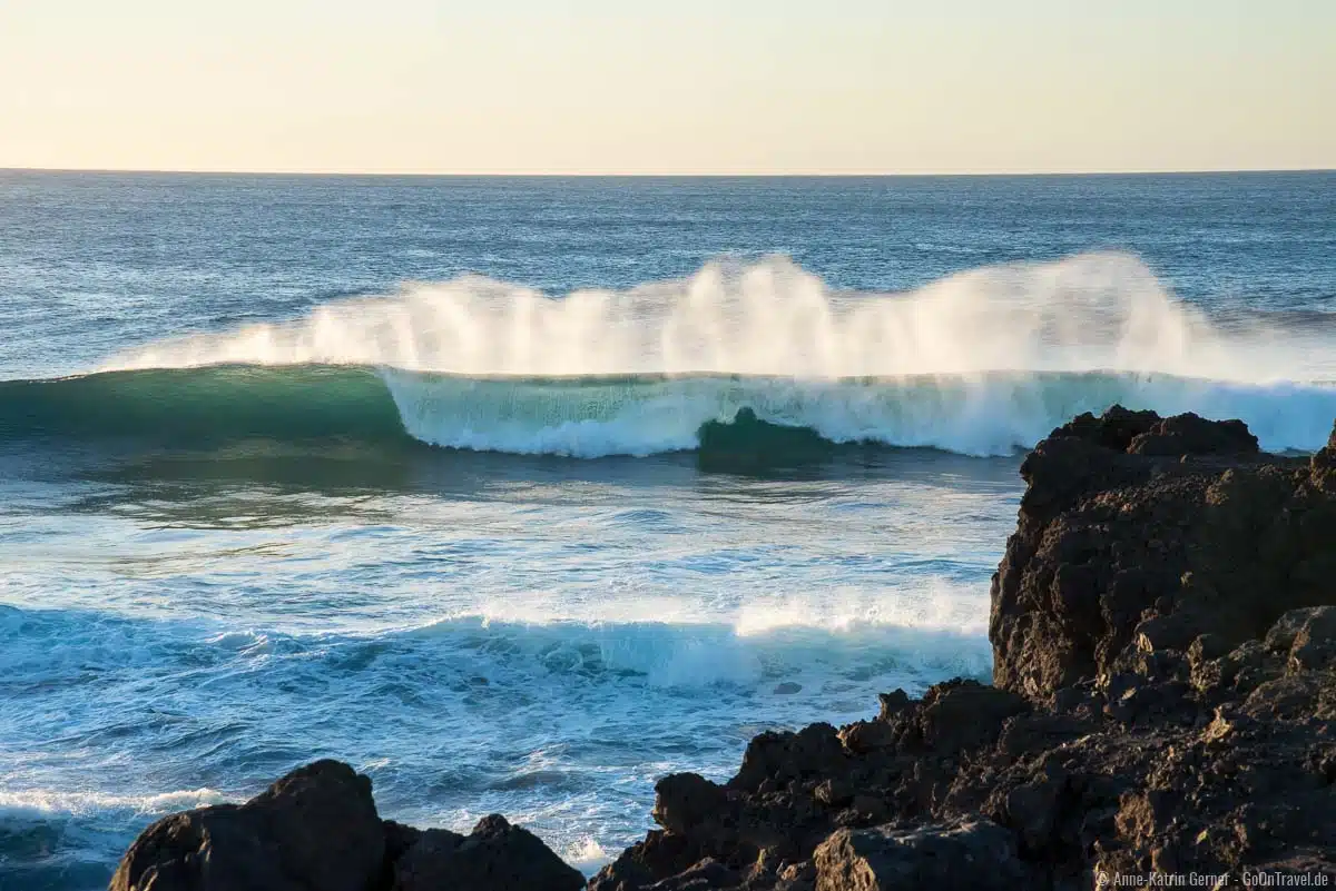 Traumhafte Wellen am Playa de Janubio für Surfer und Fotografen