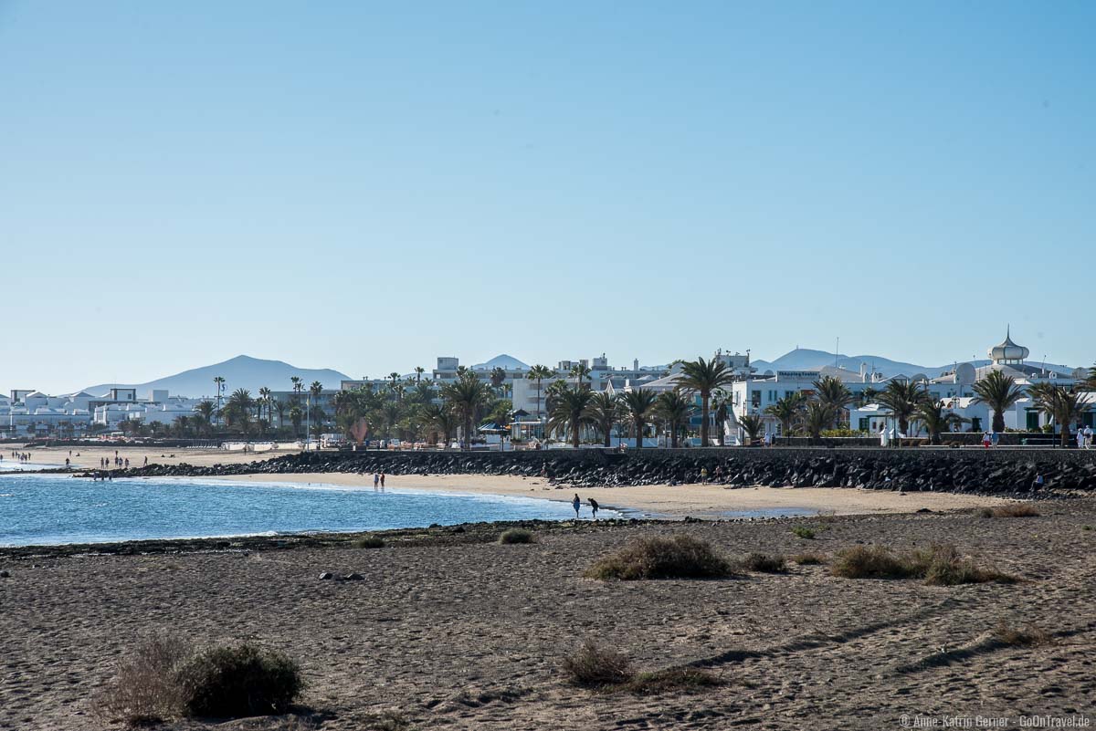 Einer der vielen schönen Strände von Lanzarote: Playa de los Pocillos in Puerto del Carmen