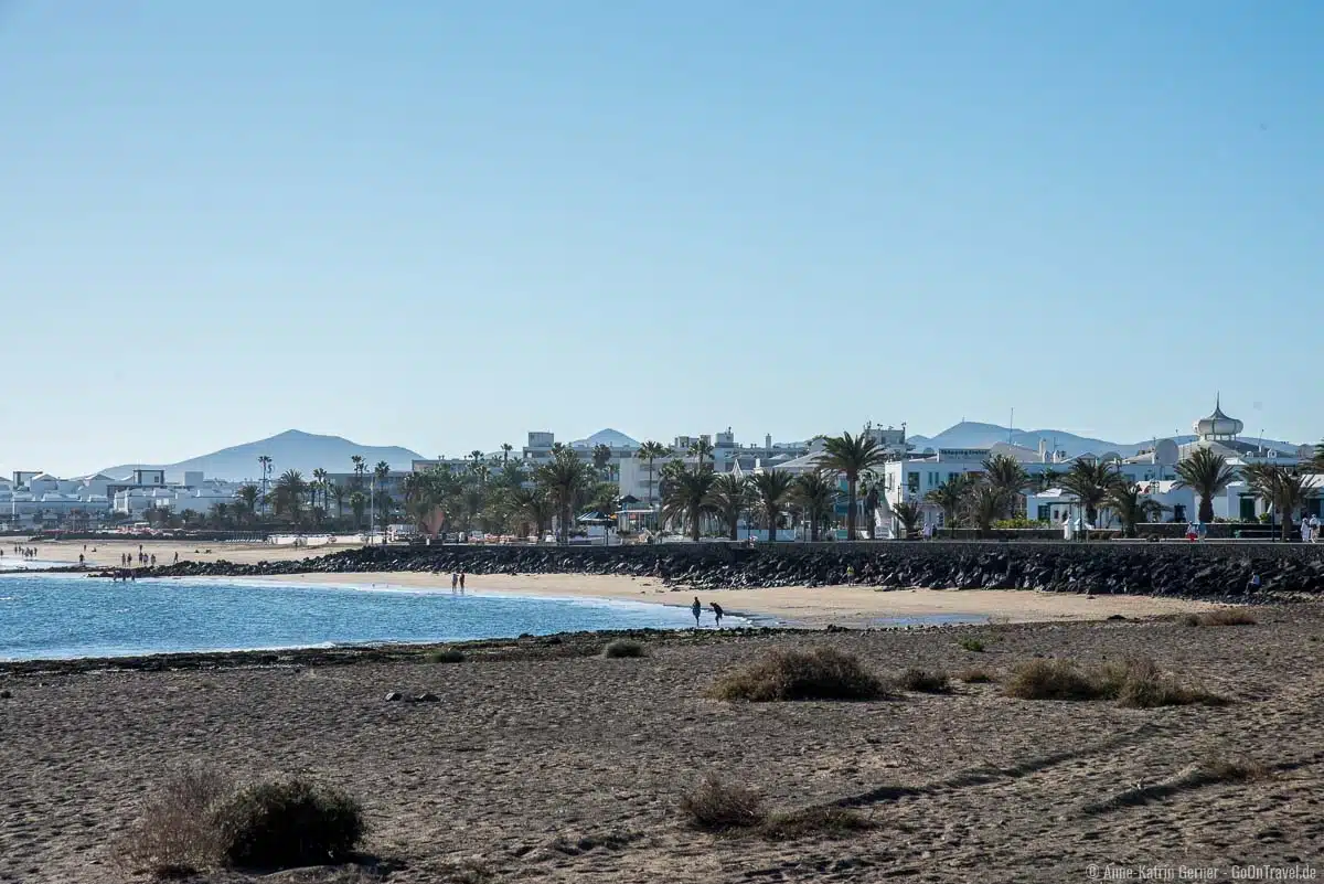Einer der vielen schönen Strände von Lanzarote: Playa de los Pocillos in Puerto del Carmen