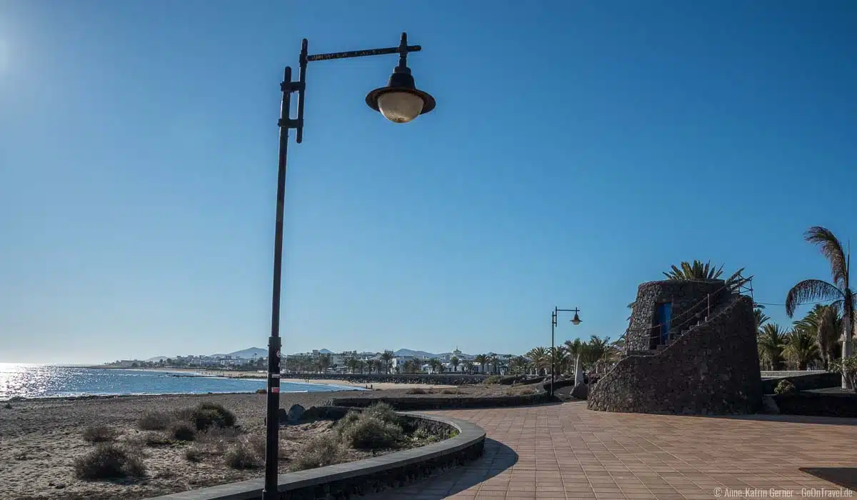 Sehr gut zugängliche Strandpromenade von Playa de los Pocillos in Puerto del Carmen