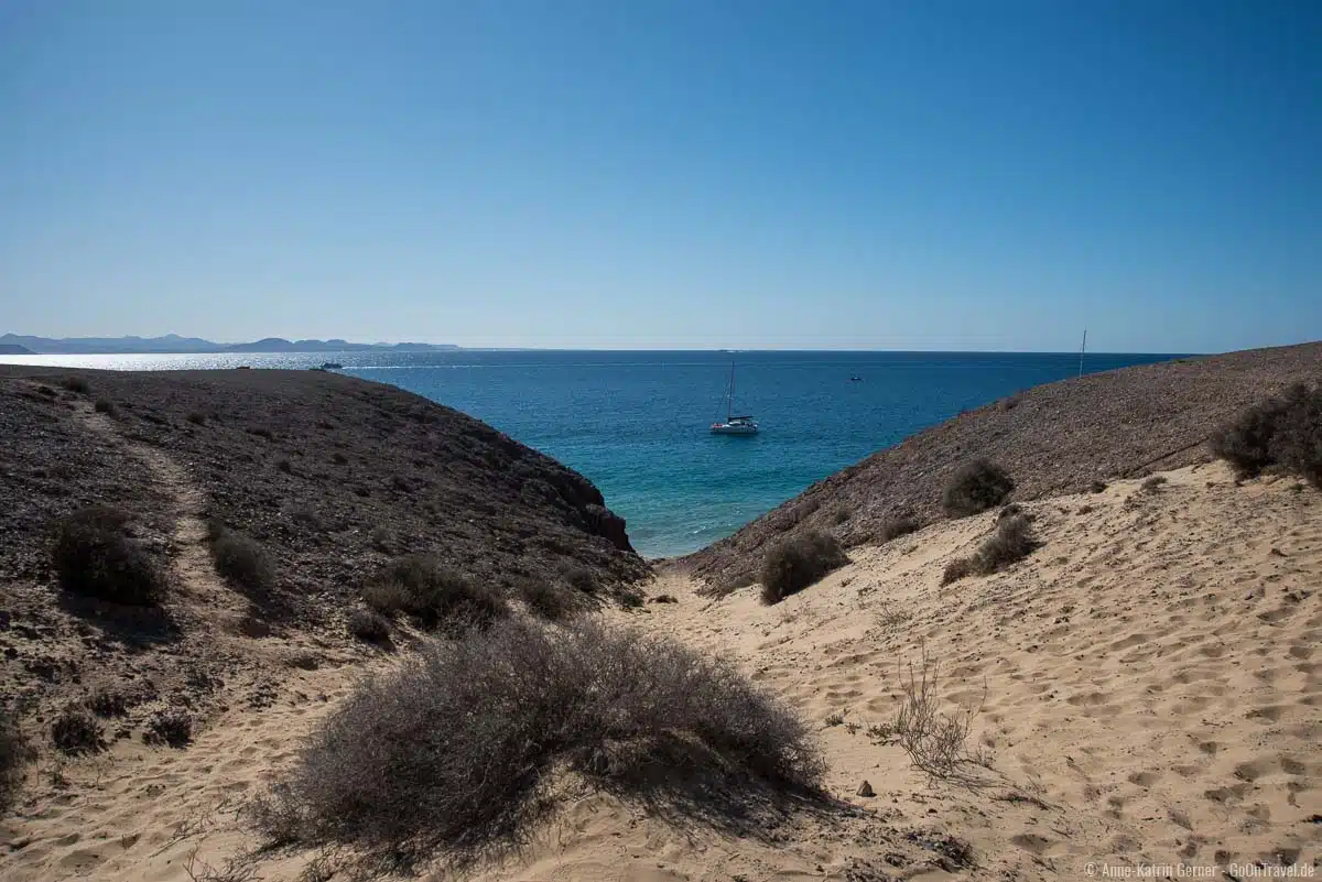 Zu Fuß kann der Weg zum Playa del Pozo etwas mühsam sein