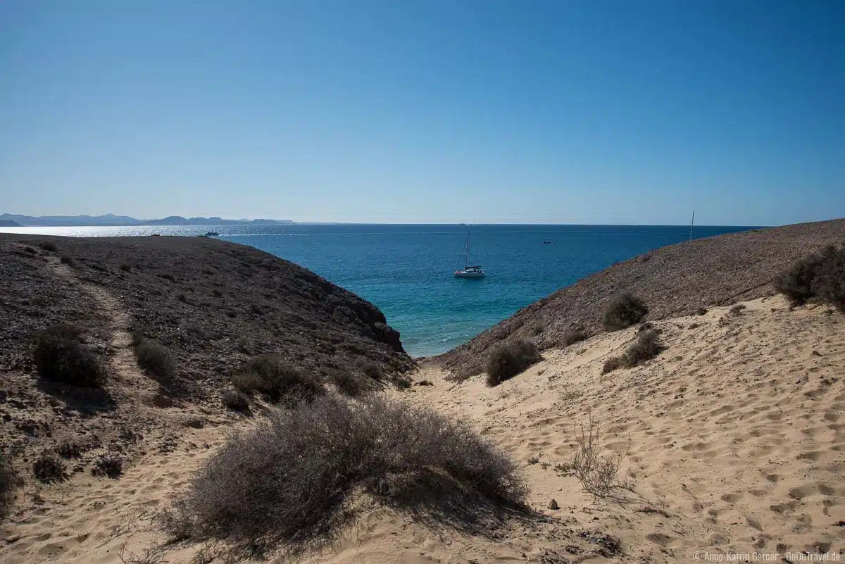 Zu Fuß kann der Weg zum Playa del Pozo etwas mühsam sein Zu Fuß kann der Weg zum Playa del Pozo etwas mühsam sein