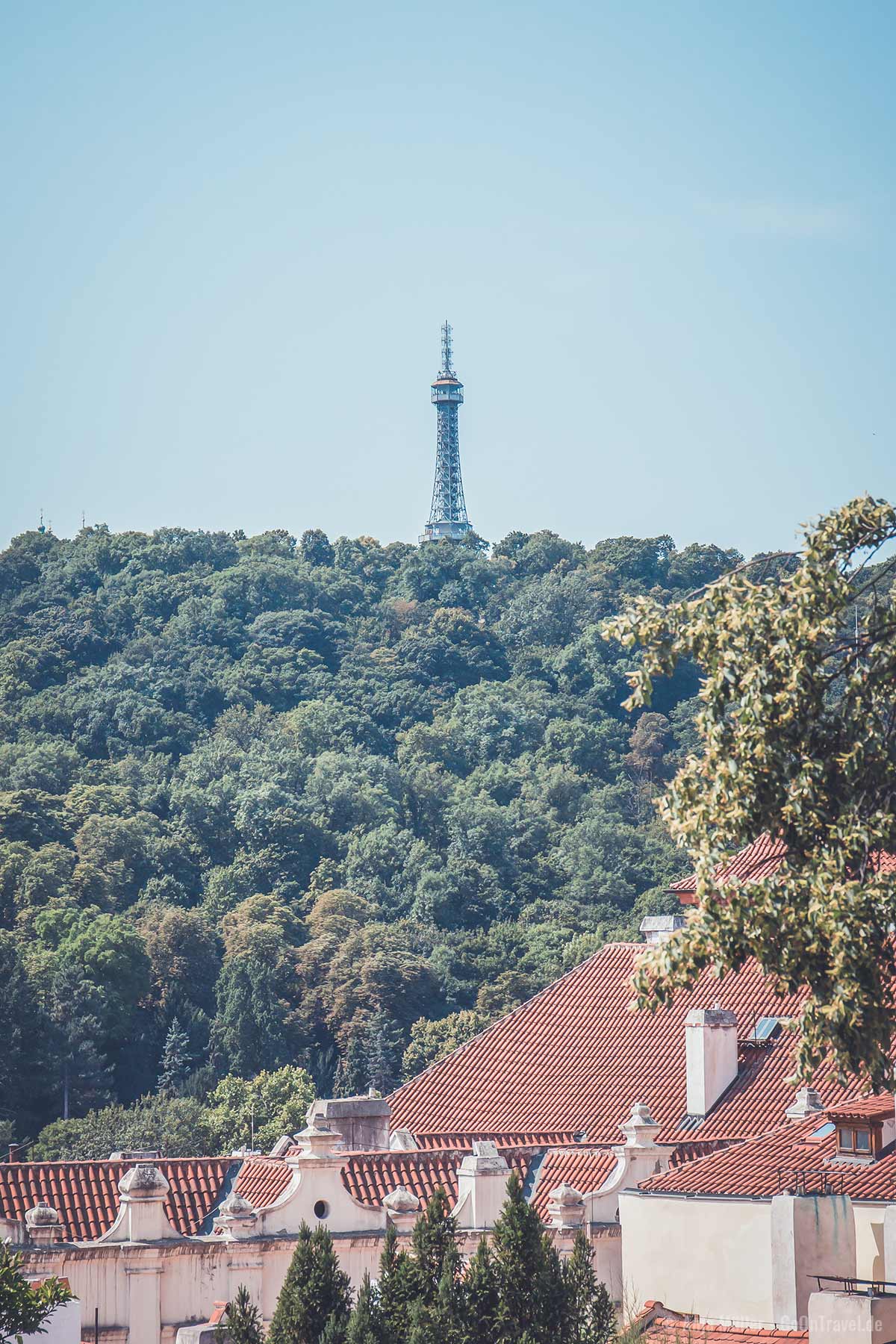 Sieht aus wie der Eiffelturm in Paris, der Aussichtsturm Petřín in Prag