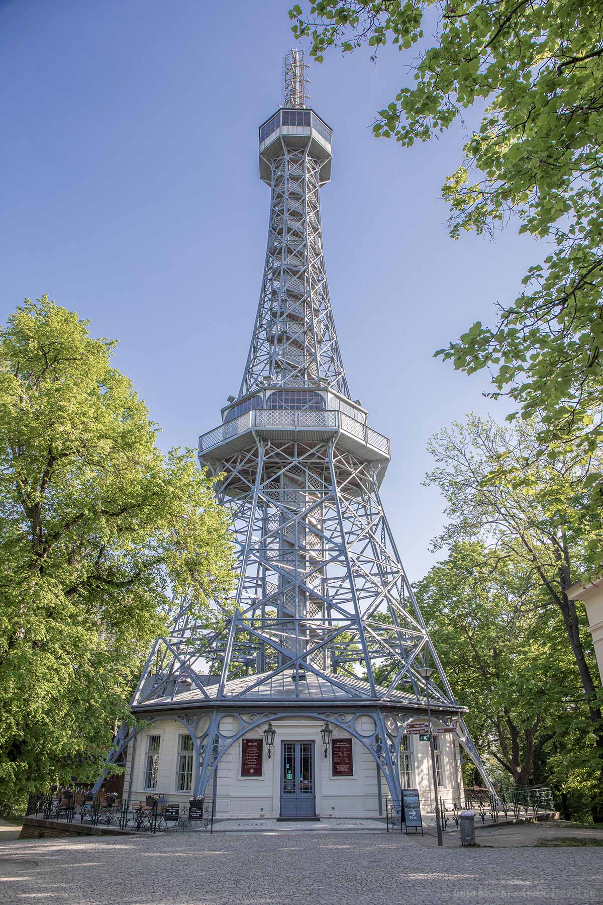 Der Aussichtsturm Petřín sieht aus wie der Pariser Eifelturm