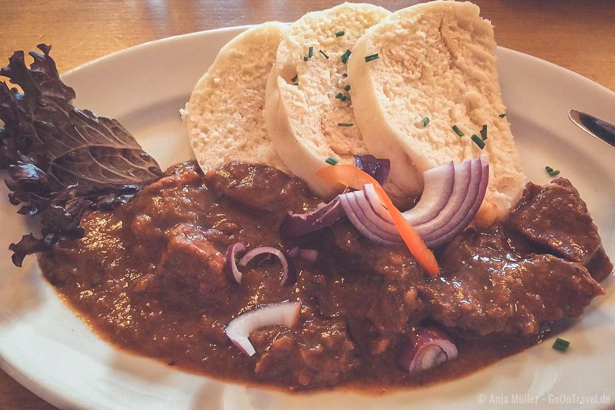 Böhmische Knödel mit Gulasch