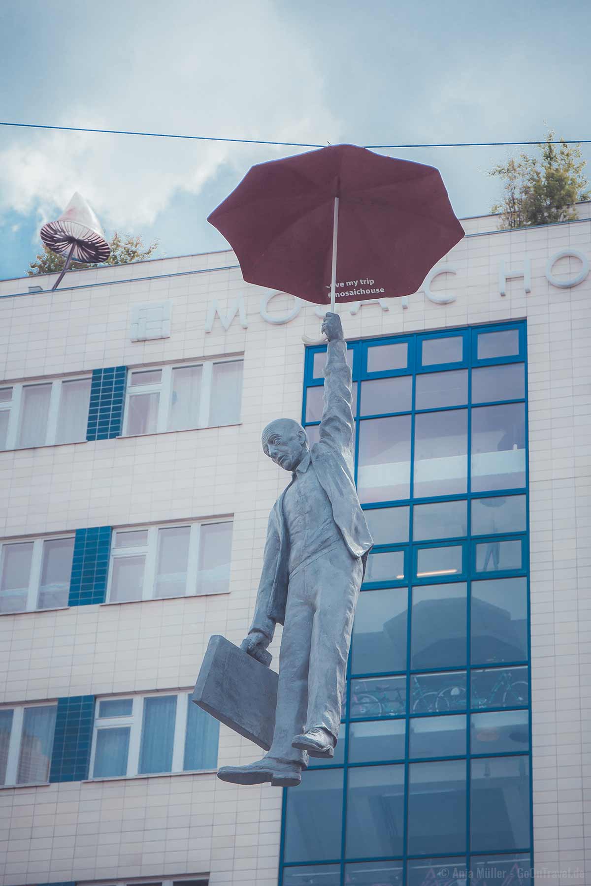 Tolles Fotomotiv in Prag: Hanging Umbrella Man