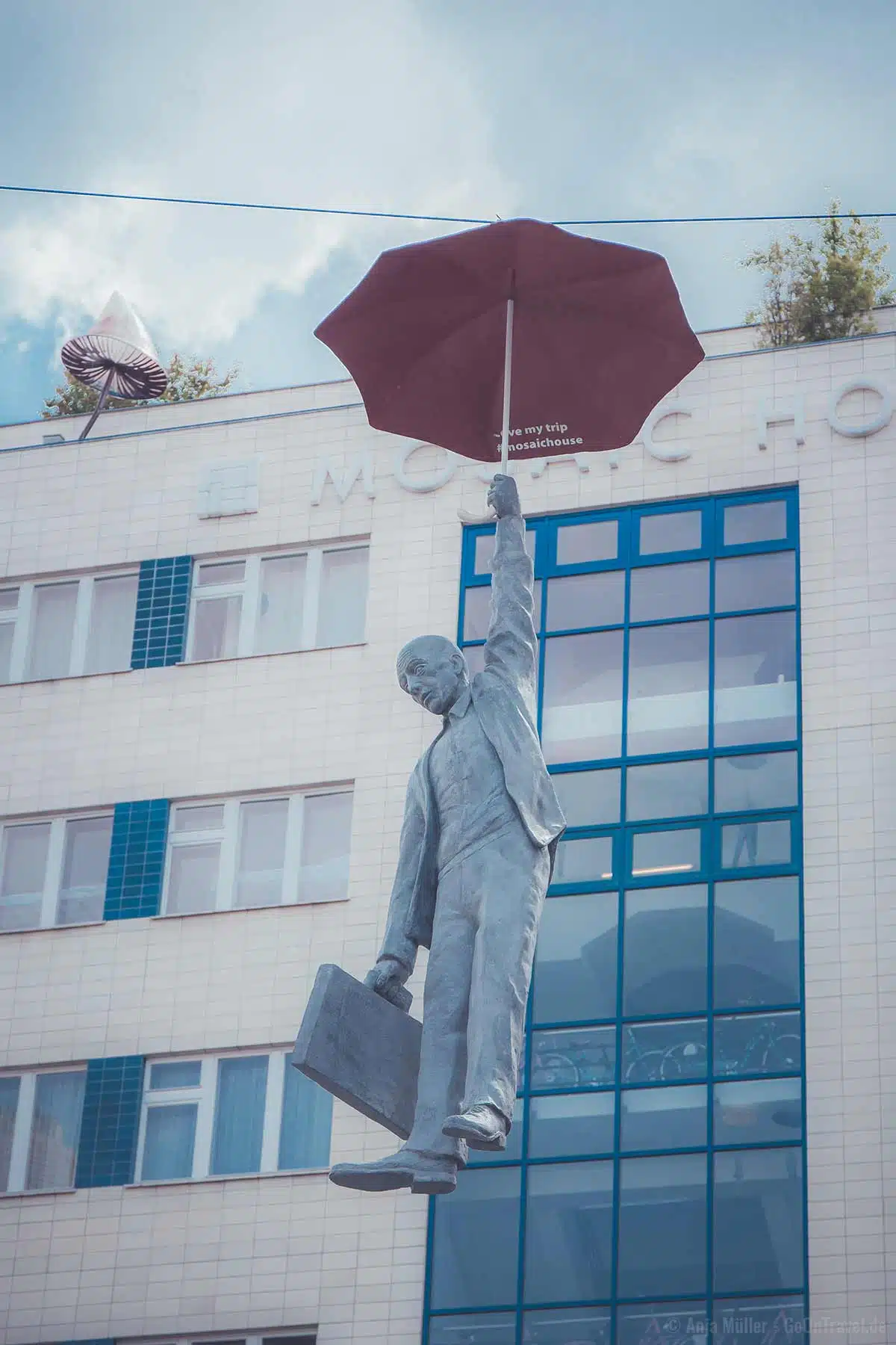 Tolles Fotomotiv in Prag: Hanging Umbrella Man Tolles Fotomotiv in Prag: Hanging Umbrella Man
