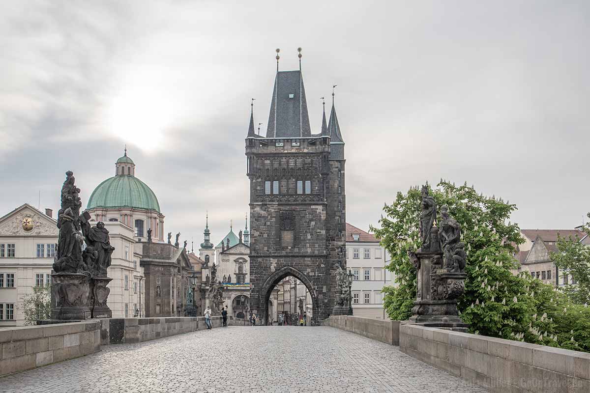 Selten sieht man die Karlsbrücke so Menschen leer