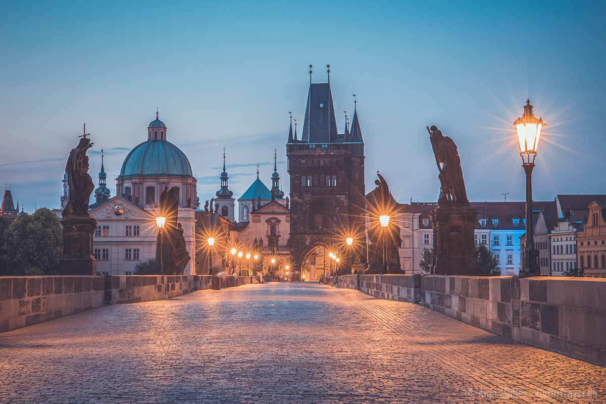 Menschen leer ist die Karlsbrücke im Sommer nur in den früher Morgenstunden