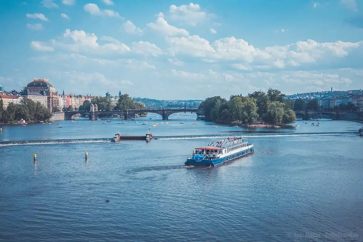 Ausflugsschiff und Tretboote auf der Moldau in Prag Ausflugsschiff und Tretboote auf der Moldau in Prag