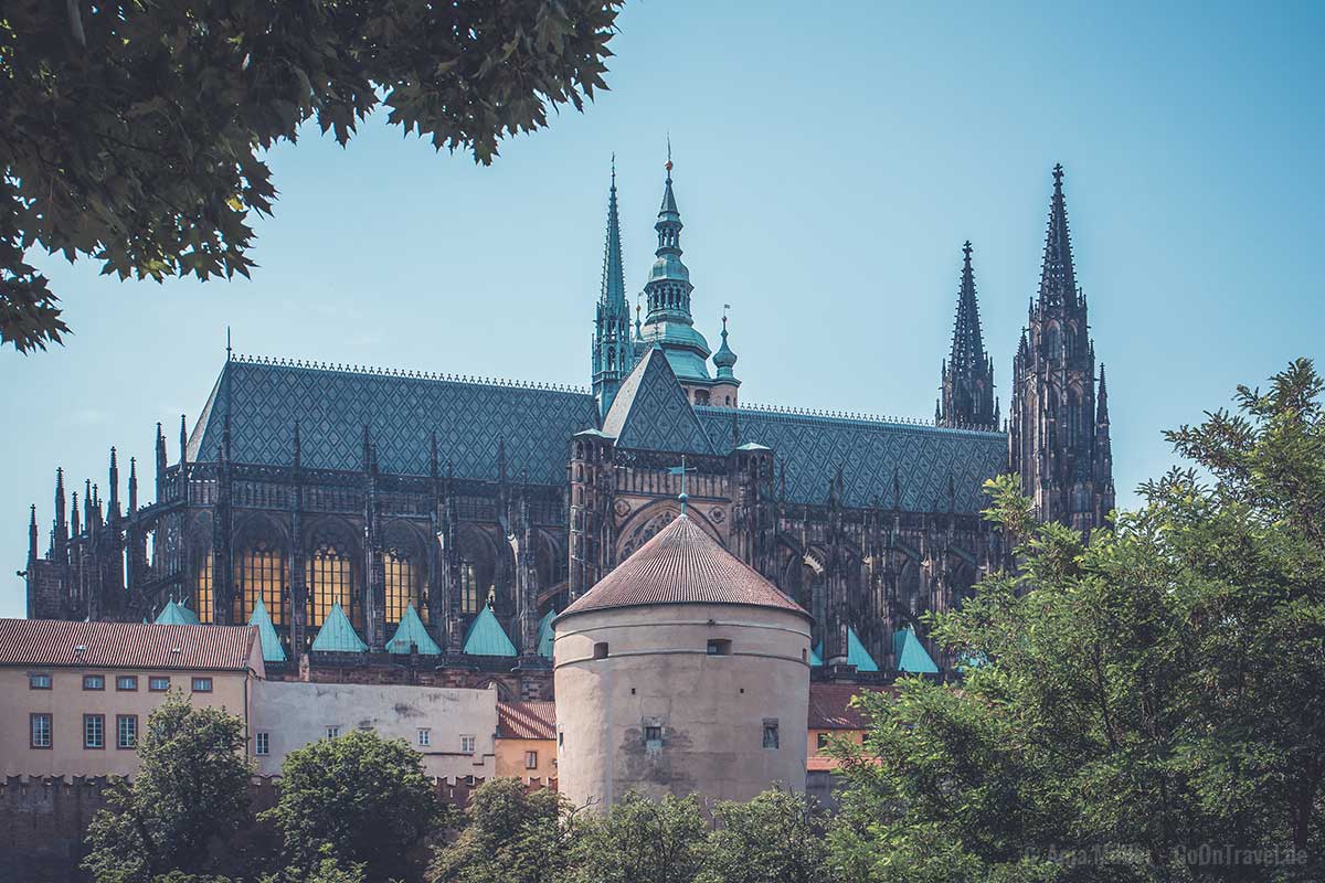 Blick auf die Prager Burg vom Park aus