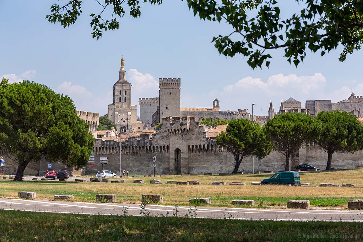 Die Stadtmauer von Avignon mit Blick auf die Kathedrale