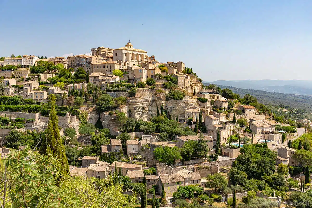 Blick auf das Bergdorf Gordes im Westen der Provence