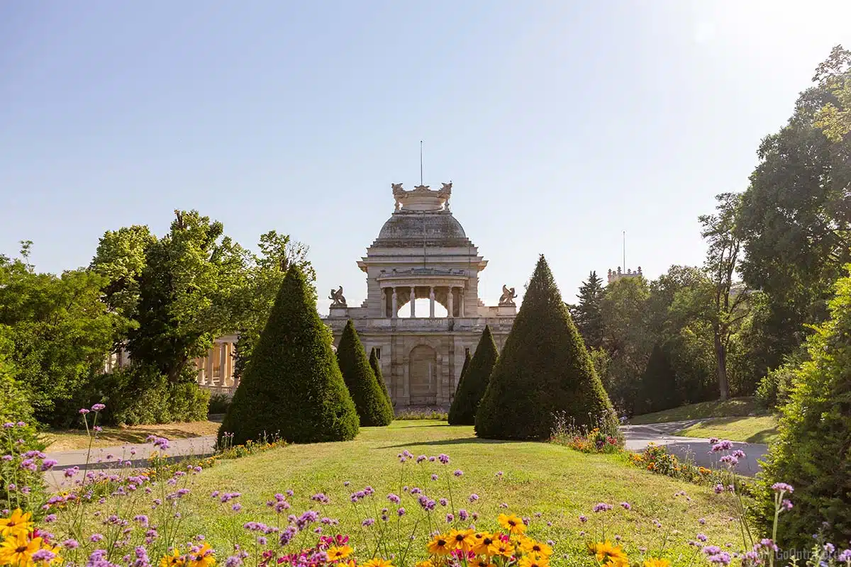 Die Gartenansicht des Palais Longchamp