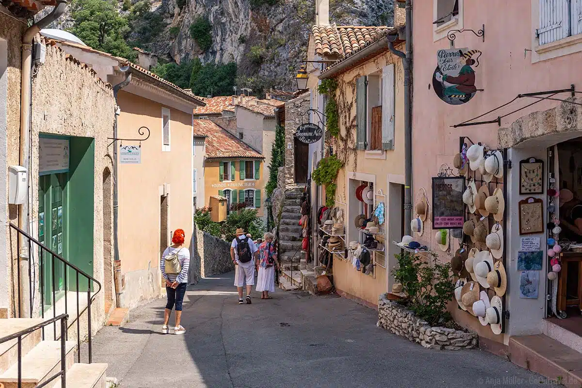 In der Altstadt von Moustiers-Sainte-Marie In der Altstadt von Moustiers-Sainte-Marie