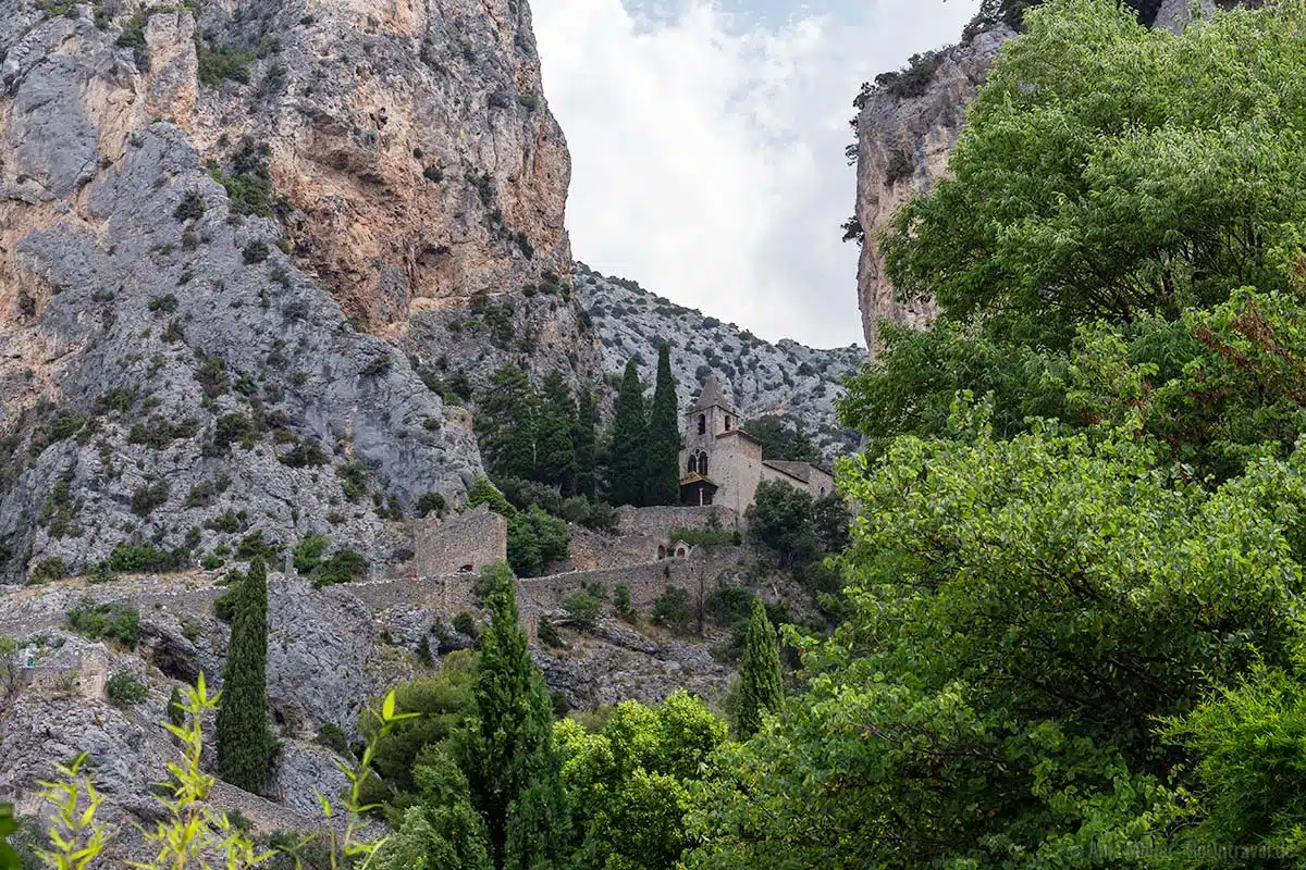 Die Kapelle von Moustiers-Sainte-Marie Die Kapelle von Moustiers-Sainte-Marie