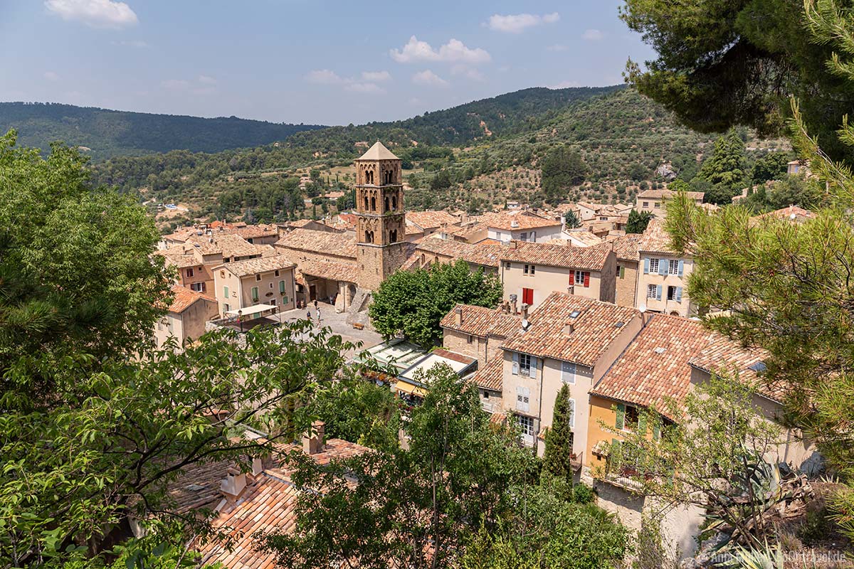 Blick auf das Stadtzentrum von Moustiers-Sainte-Marie