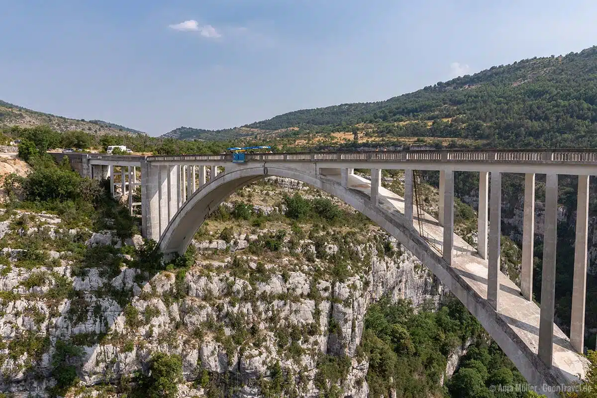 Von der Artuby Brücke kann man Bungee Jumping machen Von der Artuby Brücke kann man Bungee Jumping machen