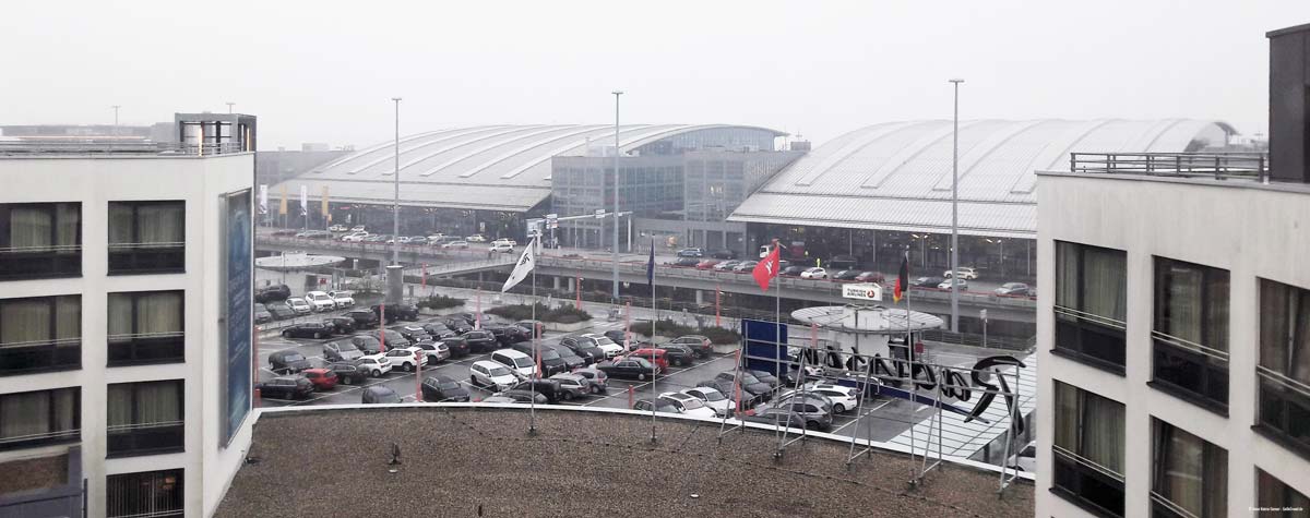 Blick aus dem Zimmer auf den Hamburg Airport Blick aus dem Zimmer auf den Hamburg Airport