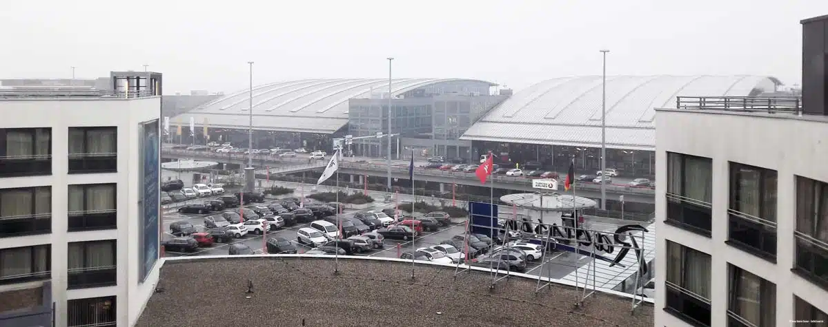 Blick aus dem Zimmer auf den Hamburg Airport Blick aus dem Zimmer auf den Hamburg Airport
