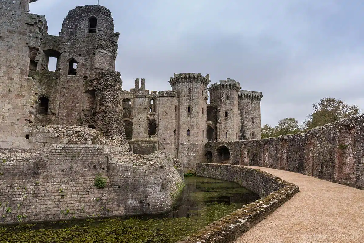 Wassergraben vom Raglan Castle Wassergraben vom Raglan Castle