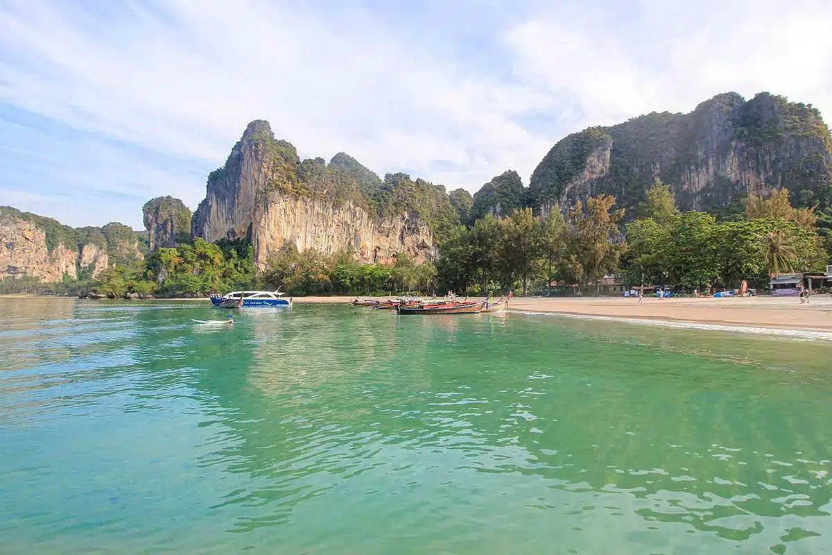 Hohe Felsen prägen den Railay Beach von Thailand Hohe Felsen prägen den Railay Beach von Thailand