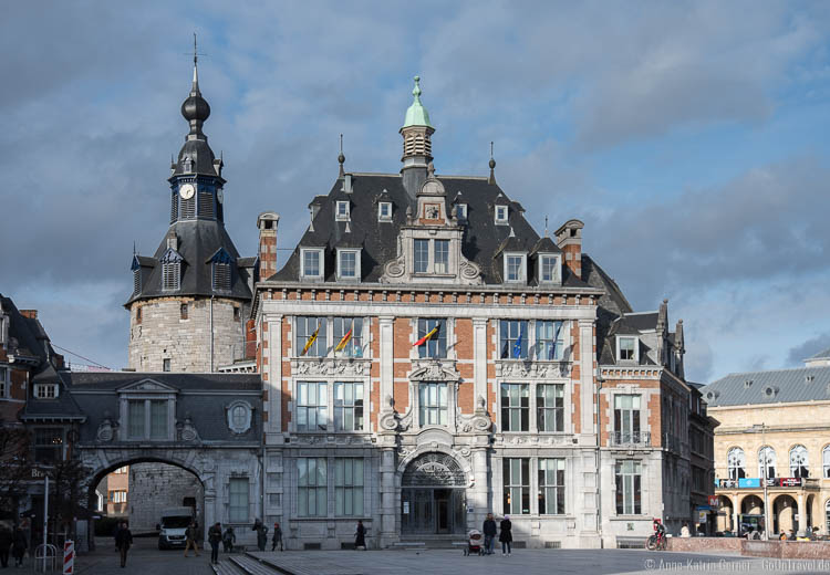 Rathaus mit Glockenturm von Namur Rathaus mit Glockenturm von Namur