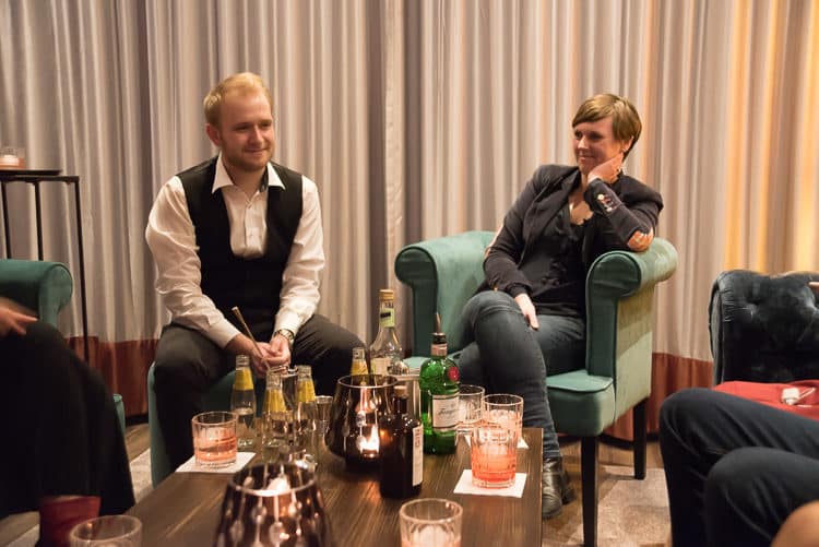 Head Bartender Mirek Stellmacher im Gespäch mit Karen Schmidt Head Bartender Mirek Stellmacher im Gespäch mit Karen Schmidt