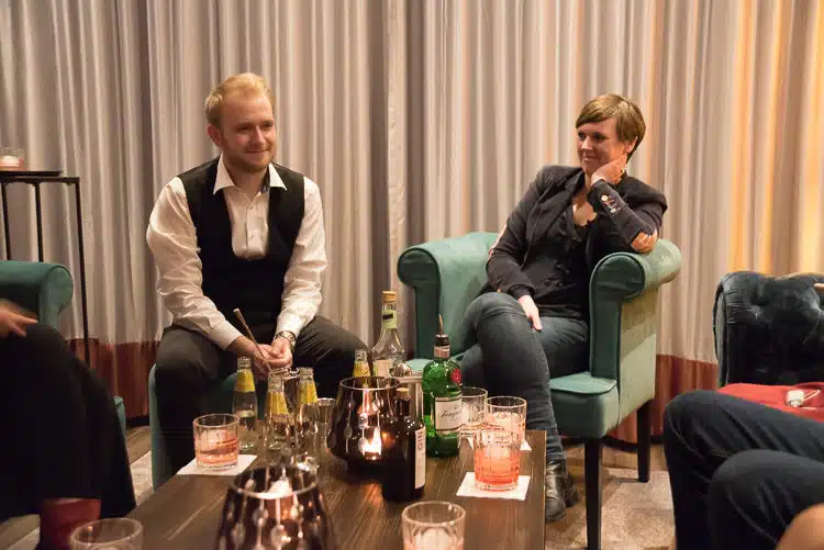 Head Bartender Mirek Stellmacher im Gespäch mit Karen Schmidt Head Bartender Mirek Stellmacher im Gespäch mit Karen Schmidt