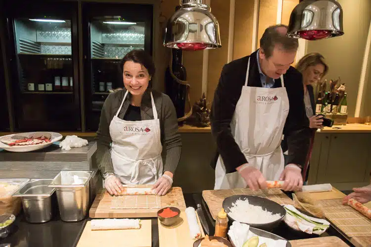 Sabine und Peter bei ihren ersten Sushiversuchen im Spices Sabine und Peter bei ihren ersten Sushiversuchen im Spices