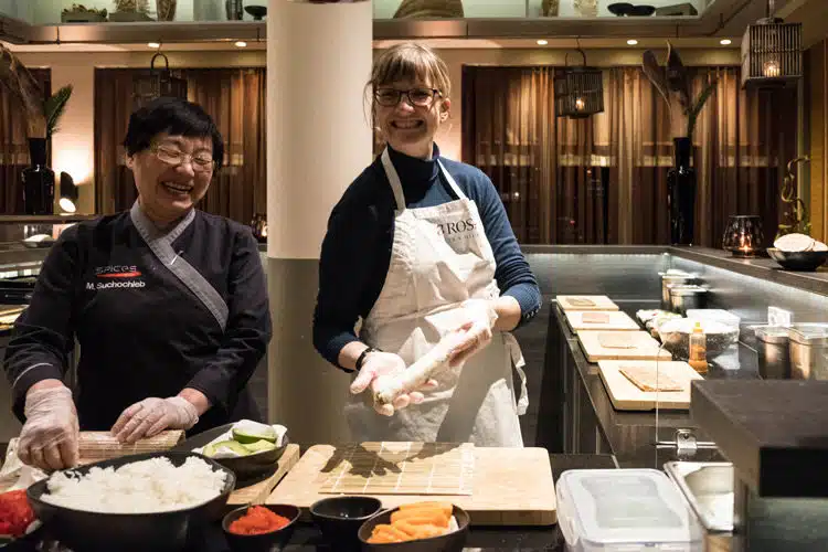 Späßchen im Spices. Die erste Sushirolle ist vollbracht! ©Foto: Sabine Bassier Späßchen im Spices. Die erste Sushirolle ist vollbracht! ©Foto: Sabine Bassier