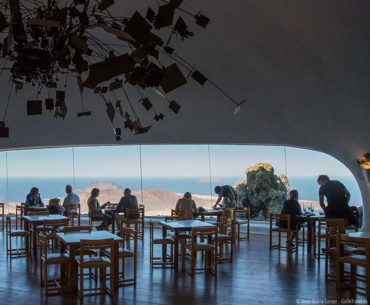 Restaurant mit Panoramaglasscheibe Restaurant mit Panoramaglasscheibe