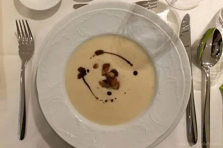 Schwarzwurzelsuppe mit geröstetem Kürbiskernöl Schwarzwurzelsuppe mit geröstetem Kürbiskernöl