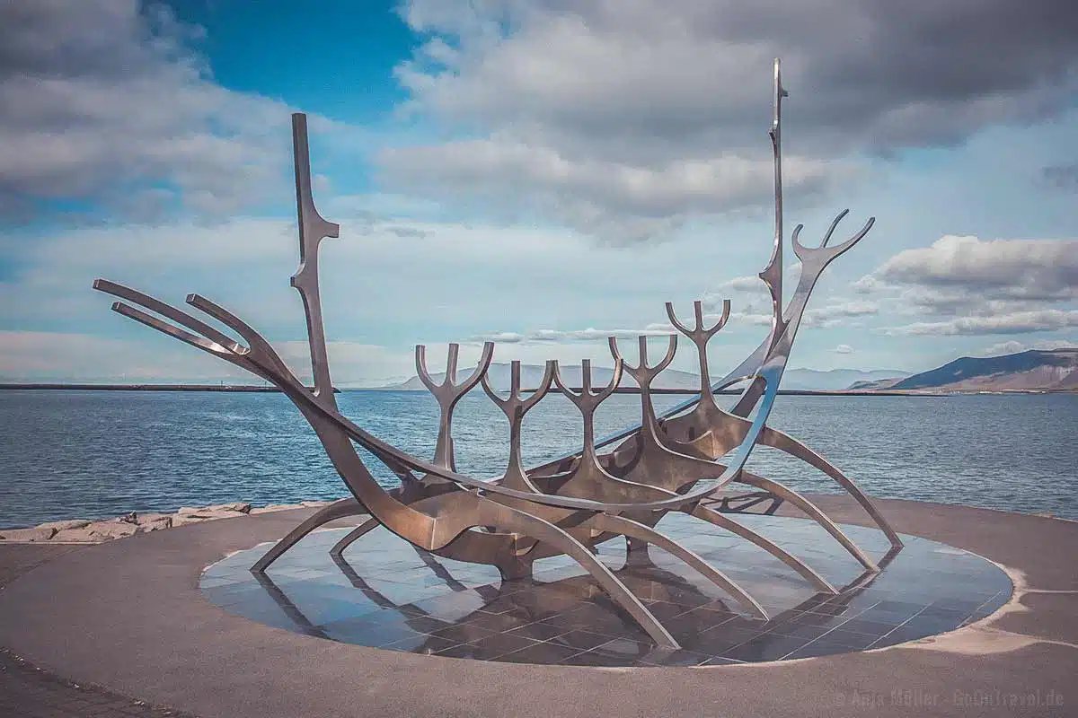 Solfar Sculpture ist eine der bekanntesten Reykjavik Sehenswürdigkeiten Solfar Sculpture ist eine der bekanntesten Reykjavik Sehenswürdigkeiten