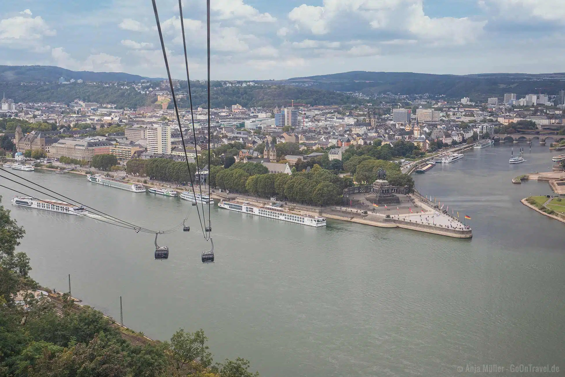 Ausblick von der Seilbahn in Koblenz. Ausblick von der Seilbahn in Koblenz.