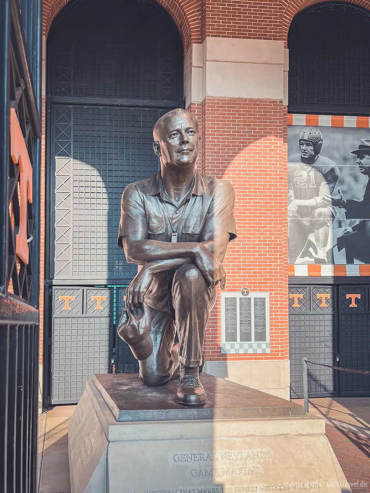 Eine Statue von Robert Neyland direkt vor dem Stadion Eine Statue von Robert Neyland direkt vor dem Stadion