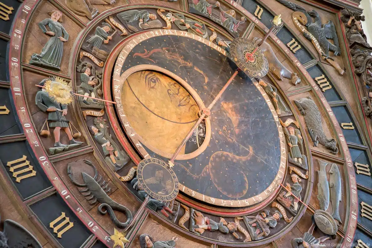 wunderschöne Details der Astronomischen Uhr Rostock