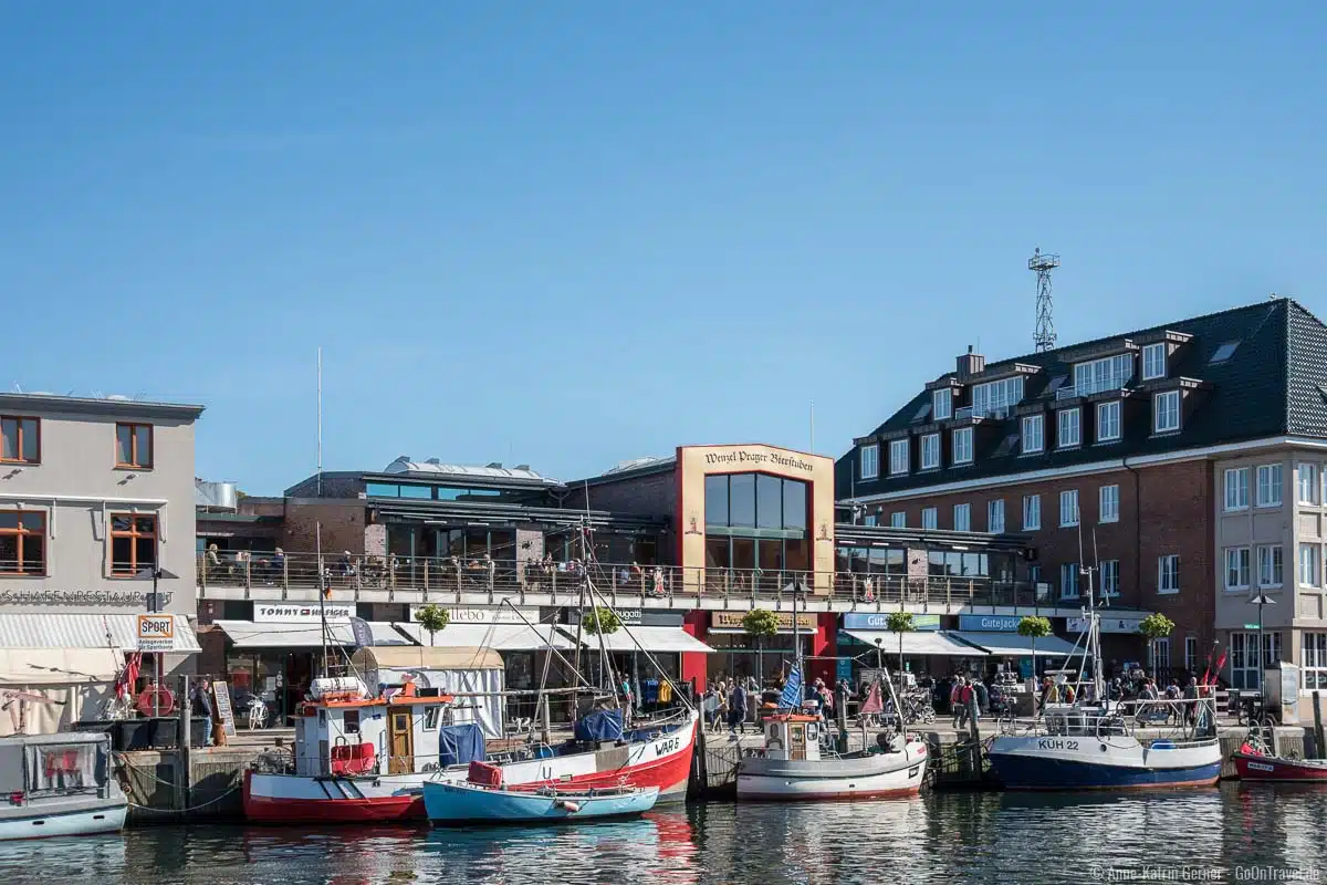 Kutter vor dem Warnemünder Fischmarkt Kutter vor dem Warnemünder Fischmarkt