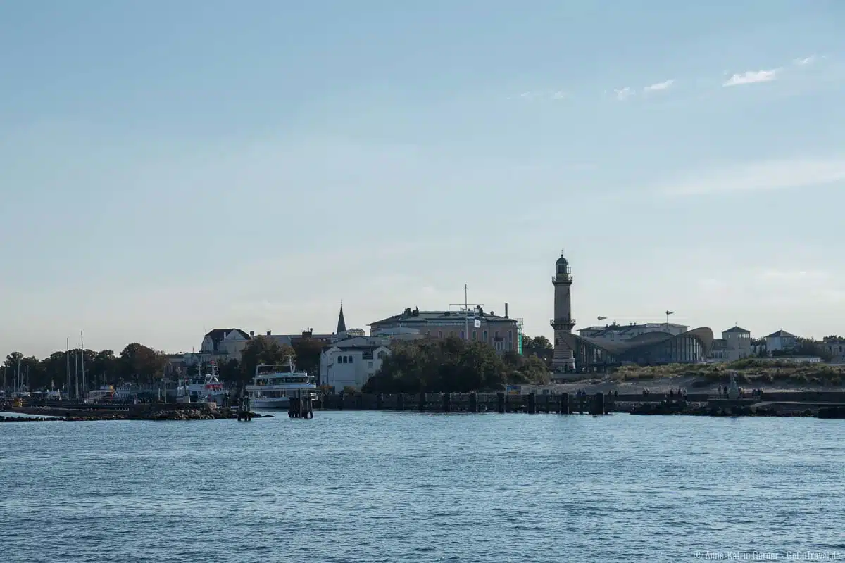 Teepott und Leuchtturm vom Schiff aus gesehen Teepott und Leuchtturm vom Schiff aus gesehen