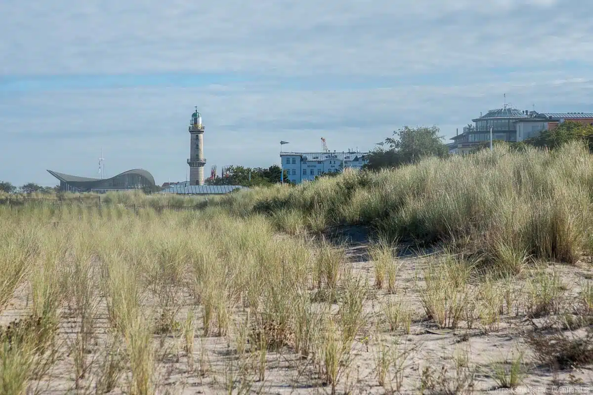 Blick vom Strandübergang zum Teepott und Leuchtturm Blick vom Strandübergang zum Teepott und Leuchtturm