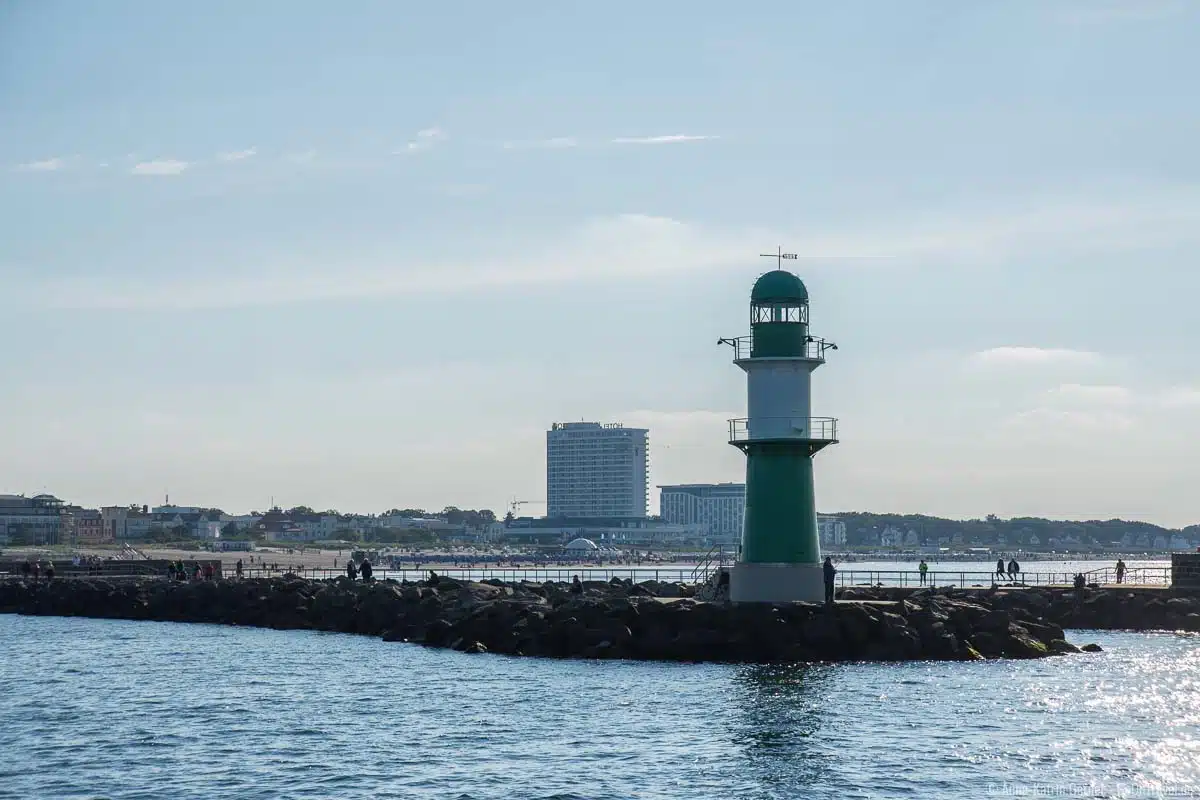 Westmole und Hotel Neptun Warnemünde im Hintergrund Westmole und Hotel Neptun Warnemünde im Hintergrund