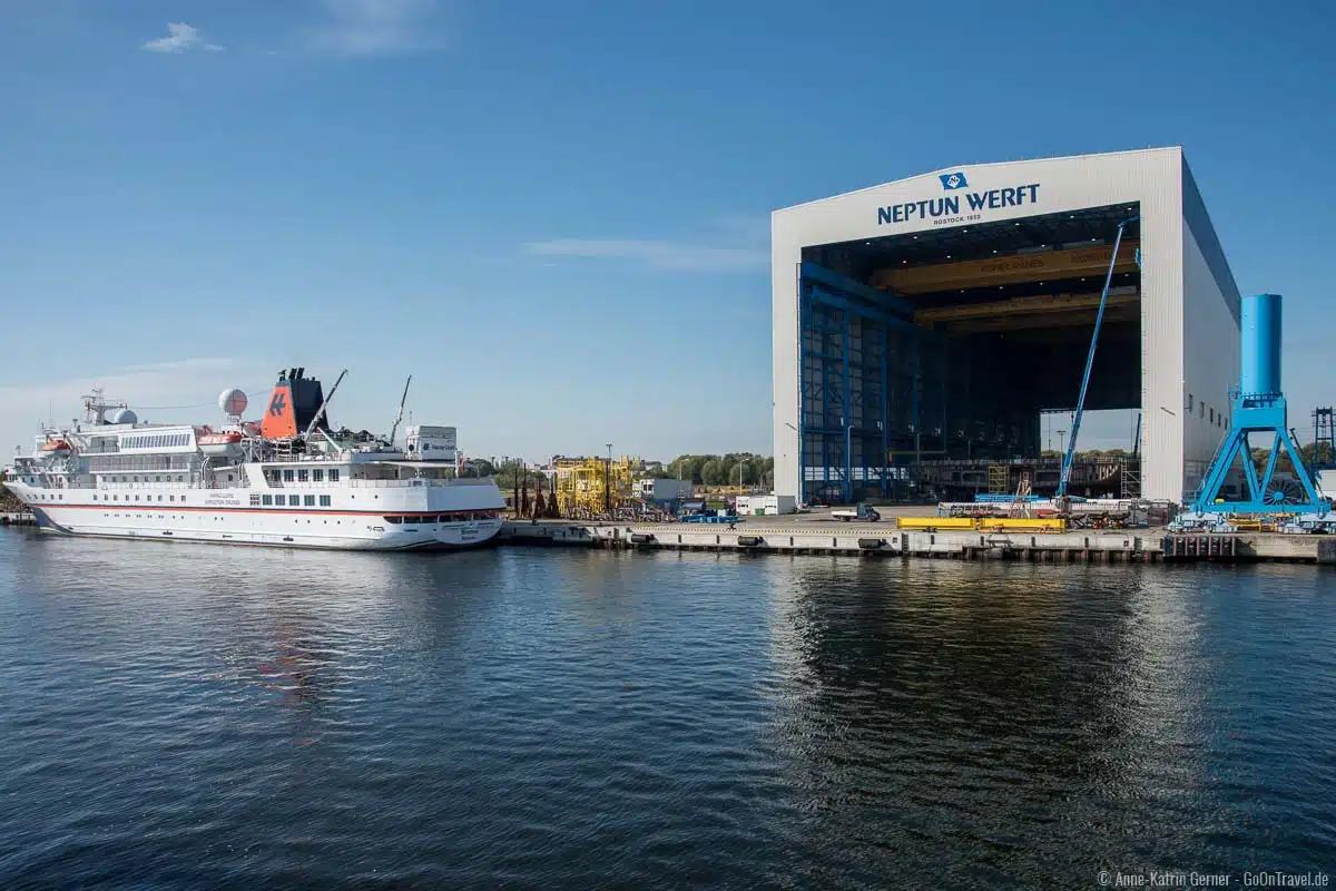 Neptun Werft und Hapag Lloyd Kreuzfahrtschiff während der Hafenrundfahrt Neptun Werft und Hapag Lloyd Kreuzfahrtschiff während der Hafenrundfahrt