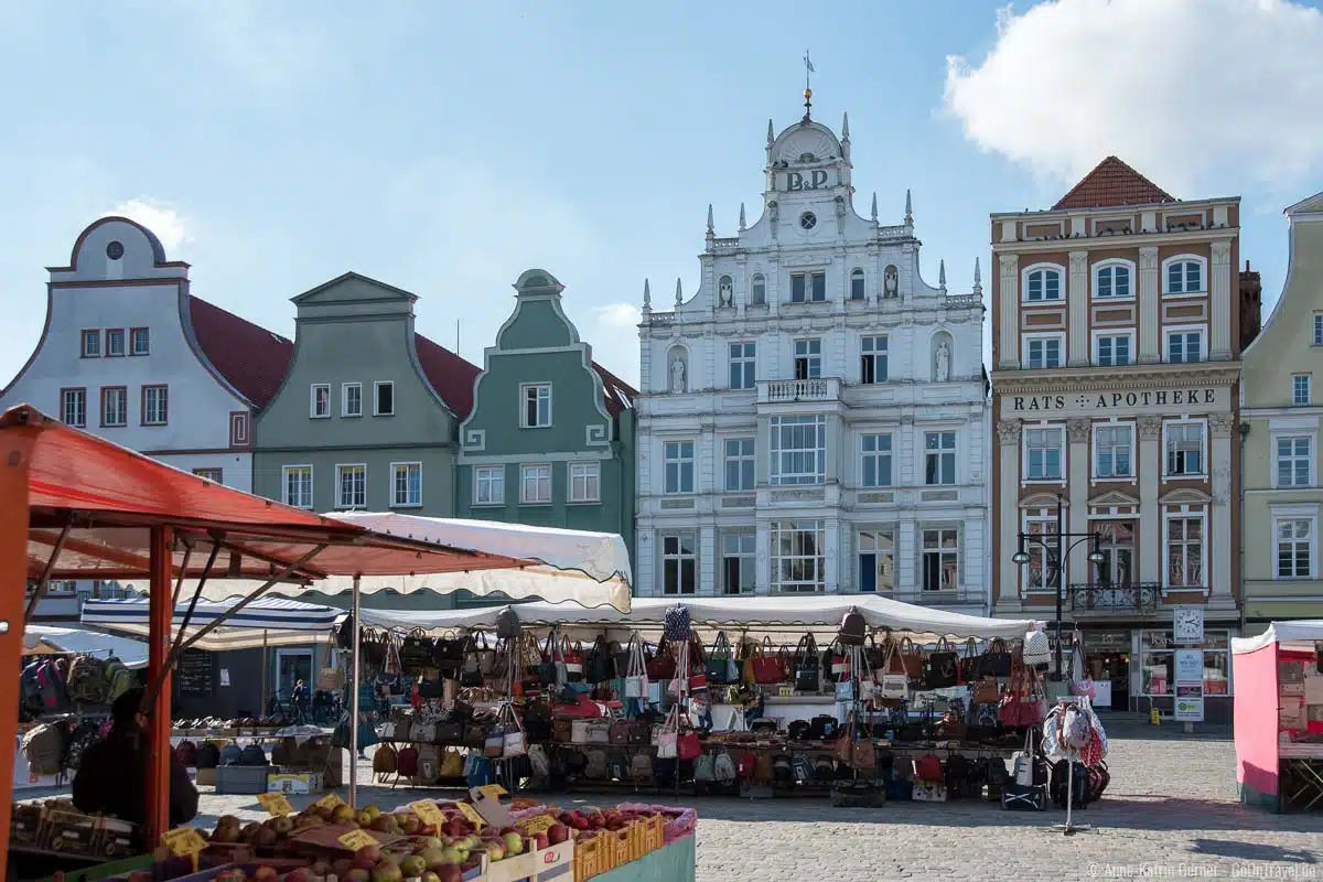 Neuer Markt vor dem Rostocker Rathaus Neuer Markt vor dem Rostocker Rathaus