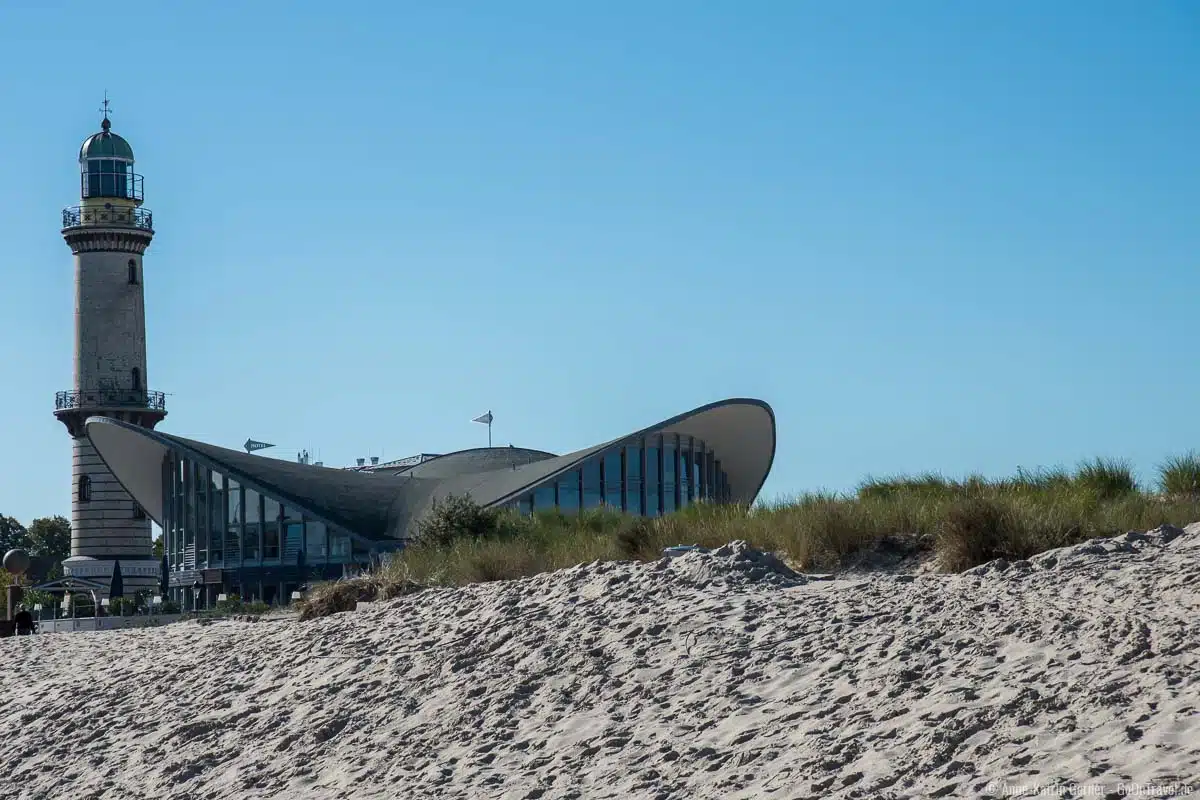 Die Top Sehenswürdigkeiten von Rostock-Warnemünde: Leuchtturm und Teepott Die Top Sehenswürdigkeiten von Rostock-Warnemünde: Leuchtturm und Teepott
