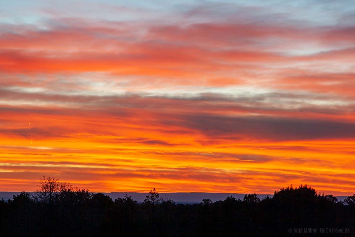 Der Himmel brennt in Orange und Rot