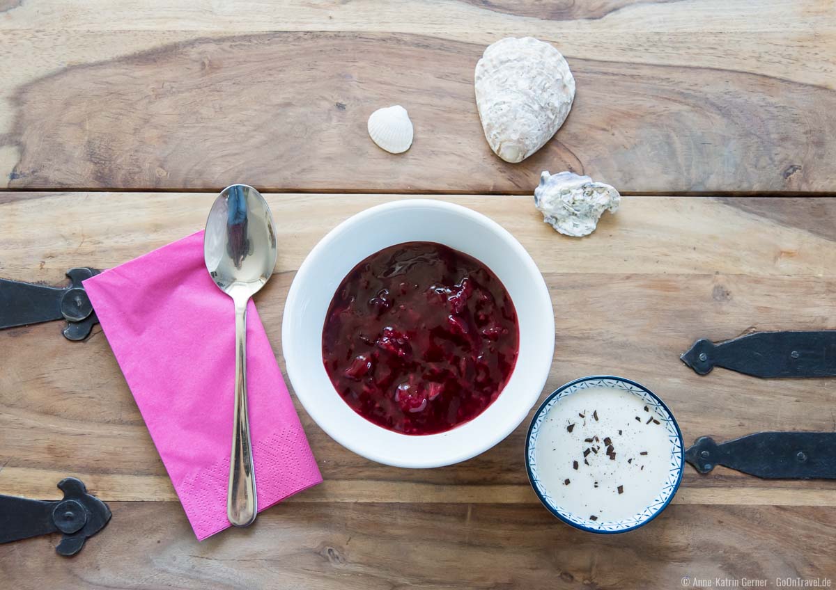 Rote Grütze mit Vanille Sauce geht immer.
